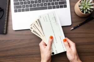 العواقب والجزاءات المترتبة على إصدار شيك بدون رصيد في دولة الإمارات