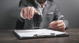 الإطار القانوني ومتطلبات صياغة العقود الإدارية في دولة الإمارات