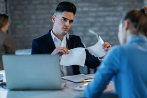 فسخ العقود التجارية في الإمارات